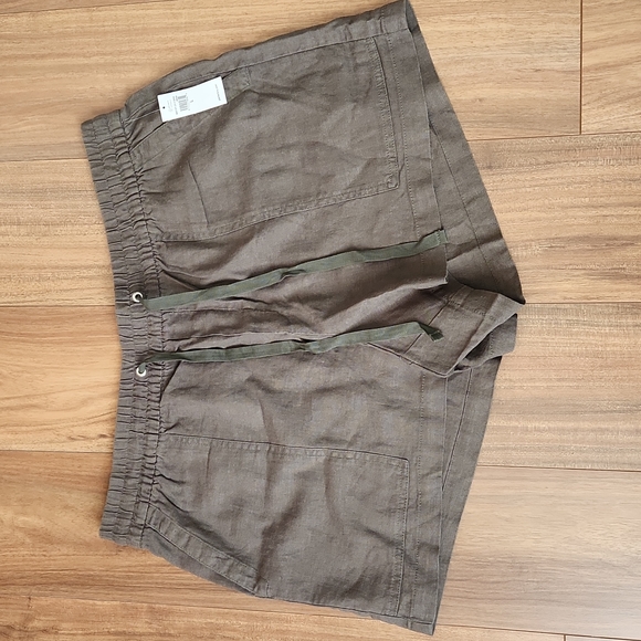 Women's Utility Shorts - Picture 1 of 3